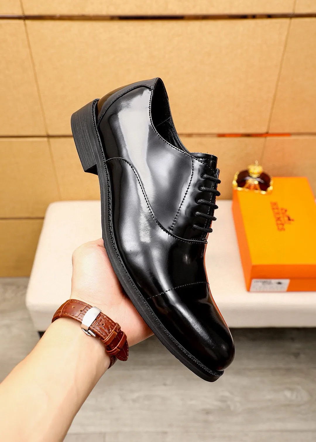 Men's shoes 💰460💐 Product trademark: HERMES "Hermès" business leather shoes Regular size: 38-44 (45🉑️customized) Product materials: Selected imported first-layer open-edge beaded calfskin upper, imported water-dyed 🐂 cowhide lining. Strong three-dimensional visual effect, non-slip and wear-resistant combination outsole Color: 2⃣️colors available